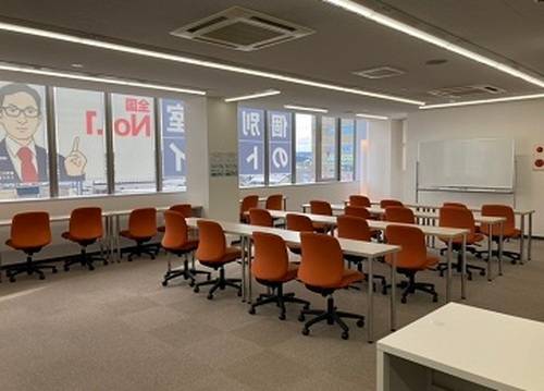 広く勉強できる「自習スペース」を完備しています。