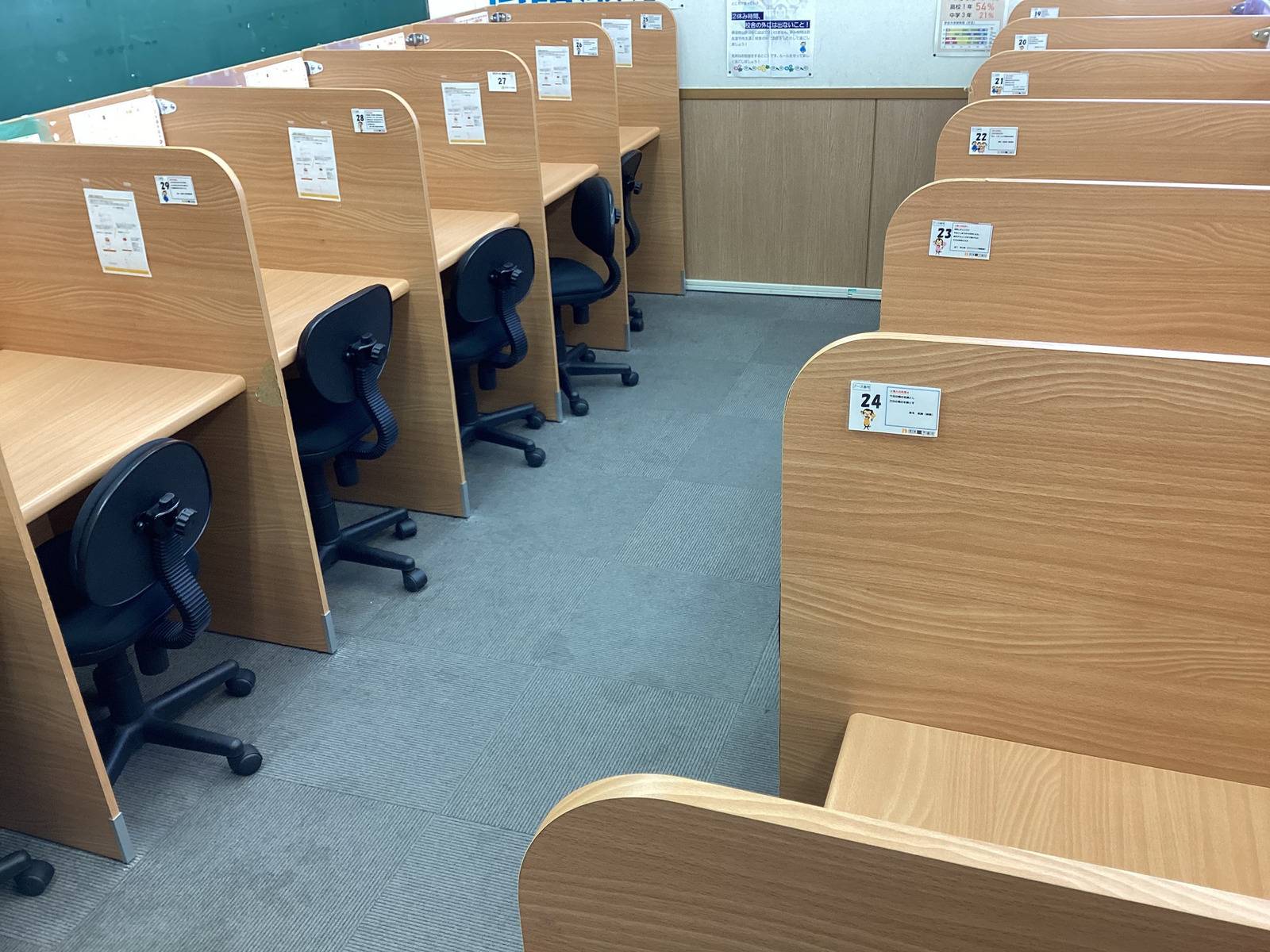 【小～高】自習で利用できるブースです。