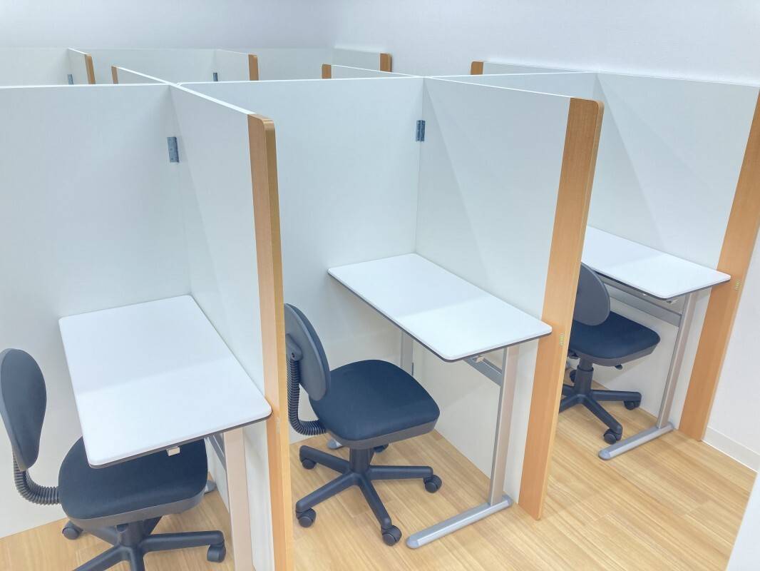 生徒一人ひとりに机とパーテーションがあり、集中できる環境です