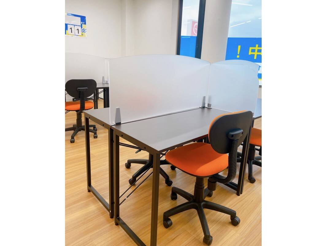 授業座席はパーテーションで区切られ、集中力アップ！